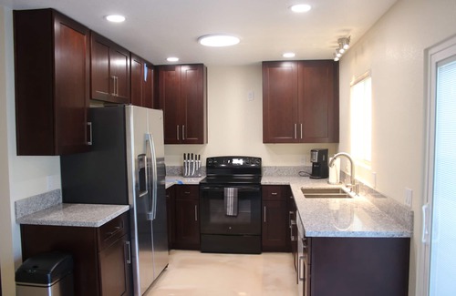 Whitney Ranch Maison | Newly Remodeled Family Home 3B/2B - Short Drive to the Strip!