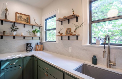 Cherrywood Maison | Newly Remodeled Garden Bungalow, 10 minutes from Downtown!