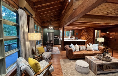 Fort Payne Maison | Newly Remodeled Gorgeous Authentic Cabin Near DeSoto State Park