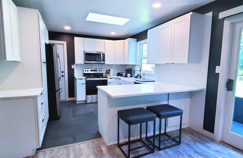 Bellingham Maison | Newly remodeled home on 2 acres. Close to Mt Baker Ski Area,Bellingham & Canada!