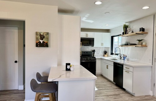 Reno Maison | Newly remodeled home, close to the airport and city attractions. Pet friendly!