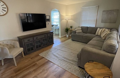 Perrysburg Maison | Newly remodeled home - adorable and cozy!