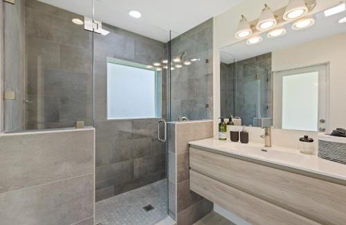 Royal Poinciana Maison | Newly Remodeled House in Miami - 3BR House with Private Yard - 5 Min ride to Hollywood Beach