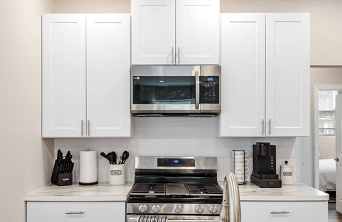 St. Louis Appartement | Newly Remodeled/King Bed Oasis/Wash-U & Clayton