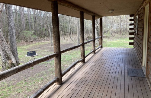Sextonville Cabine | Newly remodeled log cabin next to beautiful Wisconsin River- Rivers Edge Cabin