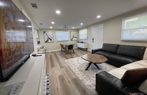 Sun Bay South Maison | Newly Remodeled Luxe Retreat