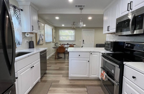 Sun Bay South Maison | Newly Remodeled Luxe Retreat