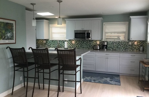 Pierpont Bay Maison | Pierpont Beach Bungalow récemment rénové avec une grande cuisine et un grand salon