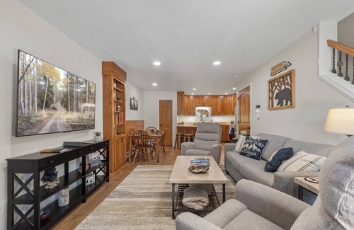 Red River Maison | Newly remodeled "Slope View Retreat", In Town, Mountain Views, WIFI