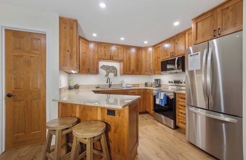 Red River Maison | Newly remodeled "Slope View Retreat", In Town, Mountain Views, WIFI