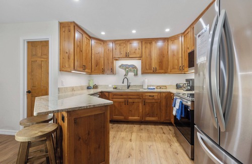 Red River Maison | Newly remodeled "Slope View Retreat", In Town, Mountain Views, WIFI