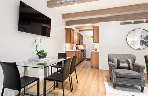 Downtown Copropriété | Newly Remodeled with Perfect Downtown Location & A/C! Walk to anywhere in town.