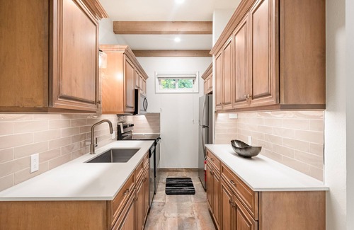 Downtown Copropriété | Newly Remodeled with Perfect Downtown Location & A/C! Walk to anywhere in town.