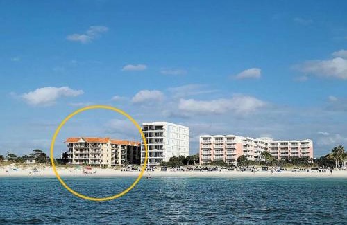 Belle Vista Appartement | NEWLY Reno Beach Condo The beach is your backyard