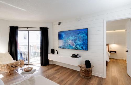 Belle Vista Appartement | NEWLY Reno Beach Condo The beach is your backyard