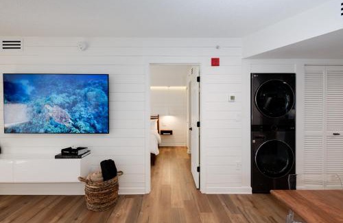 Belle Vista Appartement | NEWLY Reno Beach Condo The beach is your backyard