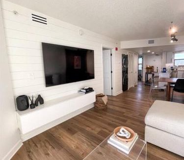 Belle Vista Appartement | NEWLY Reno Beach Condo The beach is your backyard