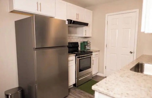 University Place Maison | Newly Reno Cozy Modern Fun Ranch home **KING BED**