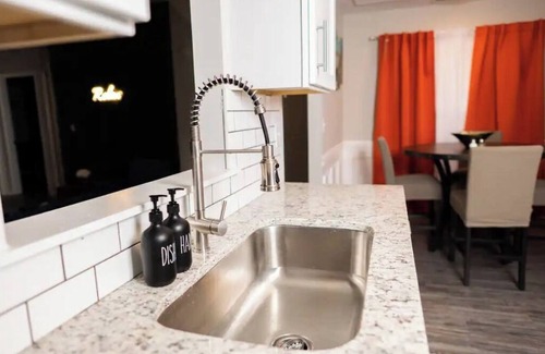 University Place Maison | Newly Reno Cozy Modern Fun Ranch home **KING BED**