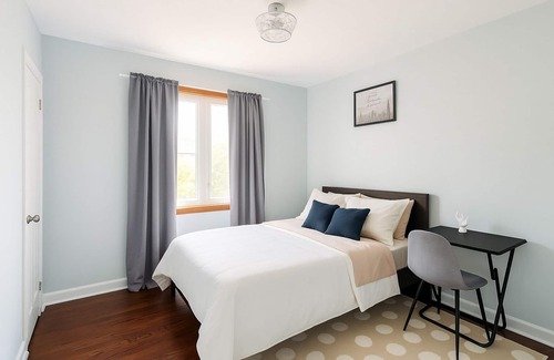 Jane and Finch Lit Et Petit-Déjeuner | Newly Reno’d 3BR Bungalow w/Backyard Volleyball Set—Near TTC & Rogers Stadium!