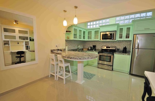 Buenos Aires Copropriété | Newly Renovated Condo One Block From Beach