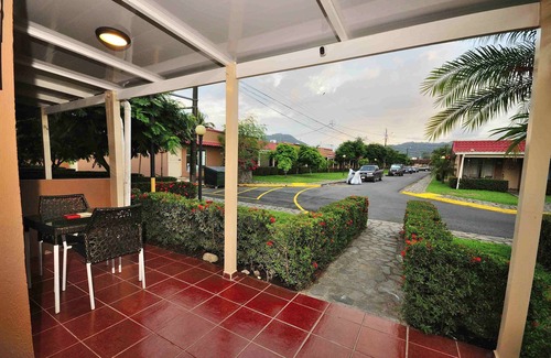 Buenos Aires Copropriété | Newly Renovated Condo One Block From Beach