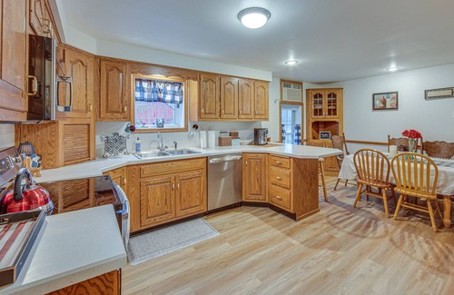 Mount Pleasant Mills Maison | Hunter’s Dutch Country Paradise on 60-Acre Farm!