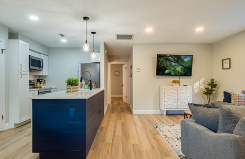 Orlando Maison | Newly renovated 2 Bed, 2bath home with private fenced in backyard.