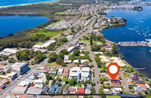 Belmont Maison | An Iconic Waterfront house near caves beach