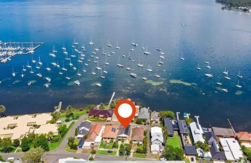 Belmont Maison | An Iconic Waterfront house near caves beach