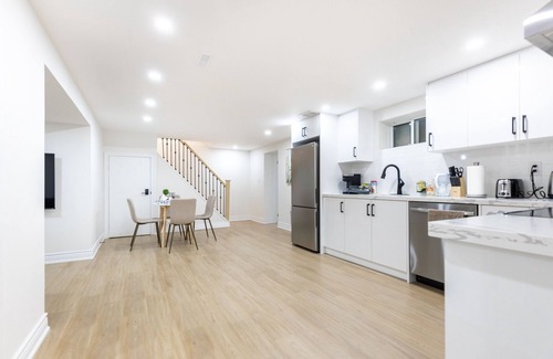 Richmond Hill Maison | Newly renovated 2 bedroom suite lower level.