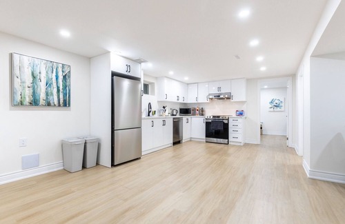 Richmond Hill Maison | Newly renovated 2 bedroom suite lower level.