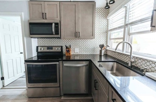 Fifth Ward Maison | Newly Renovated 2BR/1BA | Walk to Beach & Thames