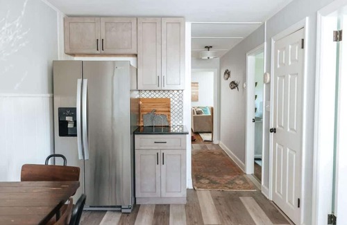 Fifth Ward Maison | Newly Renovated 2BR/1BA | Walk to Beach & Thames