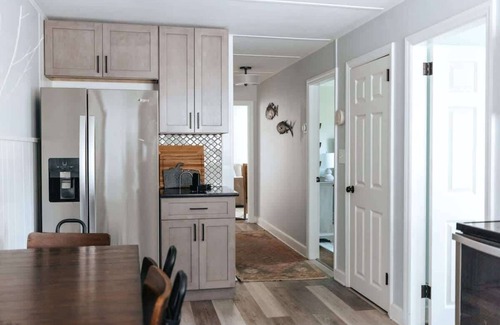 Fifth Ward Maison | Newly Renovated 2BR/1BA | Walk to Beach & Thames