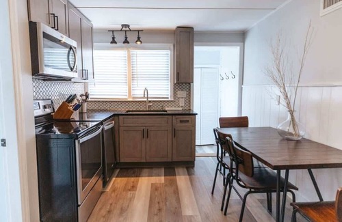 Fifth Ward Maison | Newly Renovated 2BR/1BA | Walk to Beach & Thames