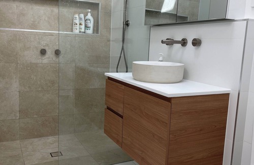 Lorne Appartement | Newly renovated, 3 bedroom, pet friendly unit.