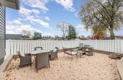 Mount Joy Maison | Newly Renovated 4-bedroom, 3 Bath, Large Yard, 9 Mins from SpookyNook