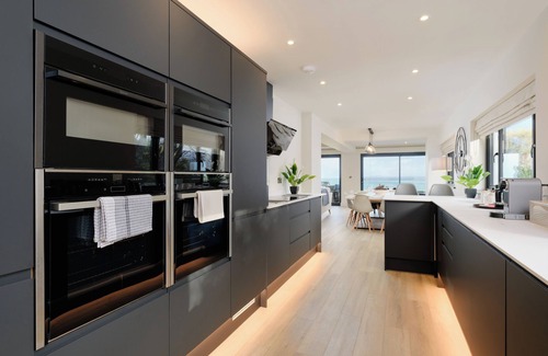 Carbis Bay Maison | Newly renovated 4 en-suite bedrooms, panoramic sea views, Hot Tub, EV charger