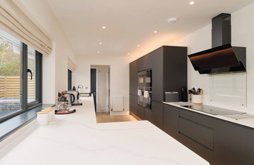 Carbis Bay Maison | Newly renovated 4 en-suite bedrooms, panoramic sea views, Hot Tub, EV charger