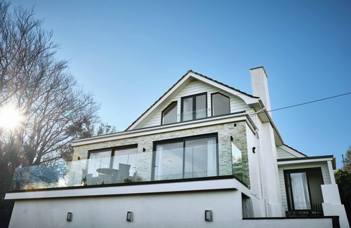 Carbis Bay Maison | Newly renovated 4 en-suite bedrooms, panoramic sea views, Hot Tub, EV charger
