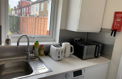 Custom House Appartement | Newly Renovated 4BD Home, 11 Mins to ExCel London!