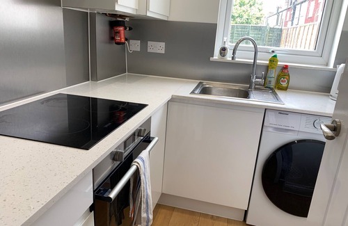 Custom House Appartement | Newly Renovated 4BD Home, 11 Mins to ExCel London!