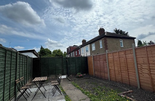 Custom House Appartement | Newly Renovated 4BD Home, 11 Mins to ExCel London!