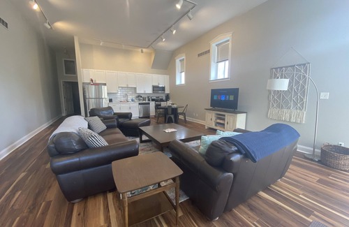 Lafayette Square Copropriété | Newly Renovated Apartment IDEAL 4 LONG STAYS Close to Downtown Lafayette Square