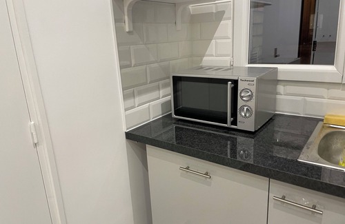 Pantin Appartement | Appartement refait à neuf scintillé de blanc, un havre de paix.