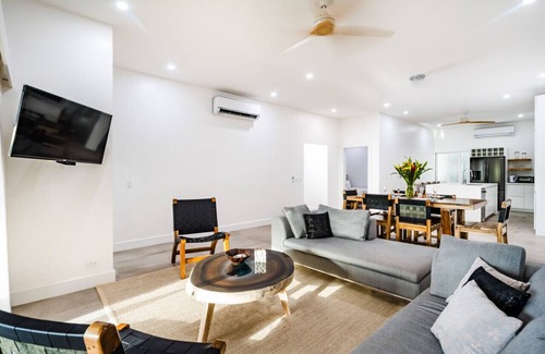 Playa Langosta Appartement | Newly Renovated, Beachfront, 2 bedroom Condo on Exclusive Langosta Beach!