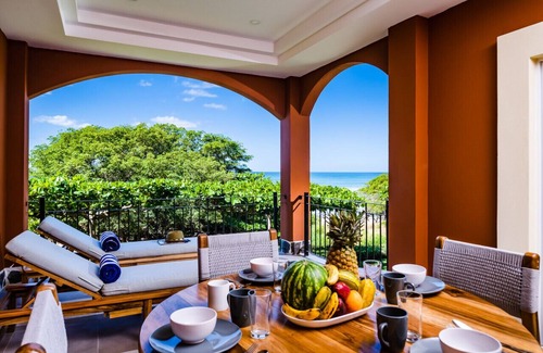 Playa Langosta Appartement | Newly Renovated, Beachfront, 2 bedroom Condo on Exclusive Langosta Beach!