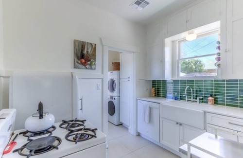 Feldman's Maison | Newly renovated, charming, quiet bungalow near U of A/downtown