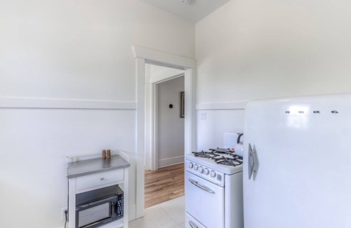 Feldman's Maison | Newly renovated, charming, quiet bungalow near U of A/downtown